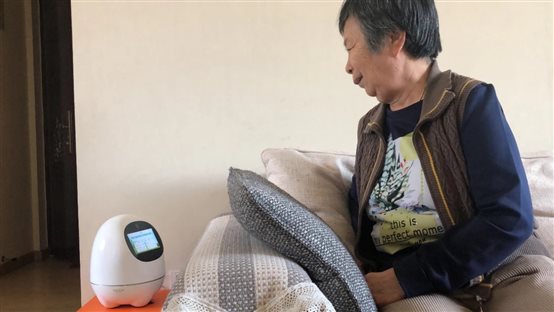 C:UsersadminDesktop在天津生态城社区，一位居家老人正在使用阿尔法蛋大蛋答疑解惑.jpg
